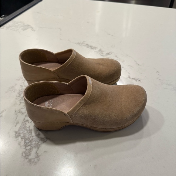 Tan Suede Dansko clogs - Picture 1 of 4